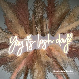 Yay It's Lash Day Heart Neon Sign, Custom Lashes Salon LED Neon Light Beauty Room Lash Bar Decorazione da parete Arte Decorazione per matrimoni Insegna commerciale