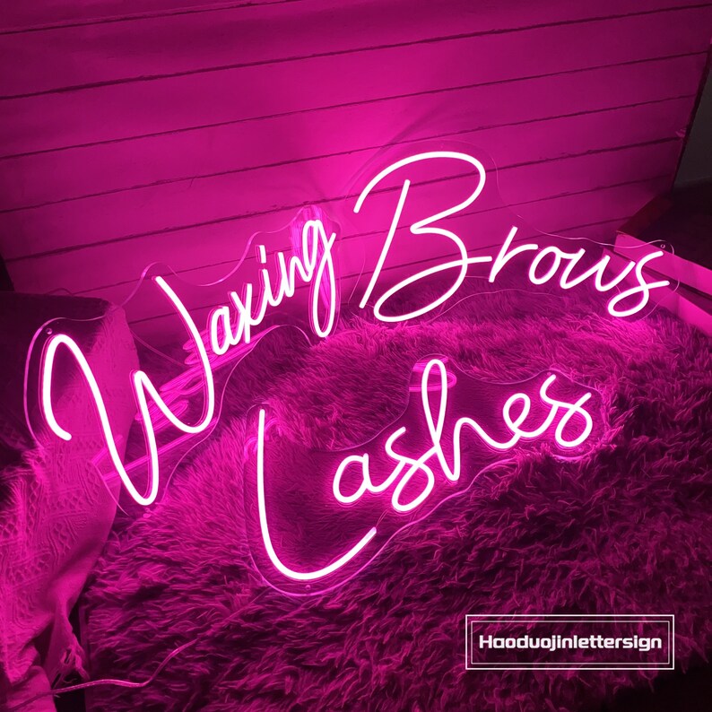 Puede incluir: Un letrero de ne&oacute;n rosa con letras blancas que dice "Waxing Brows Lashes".