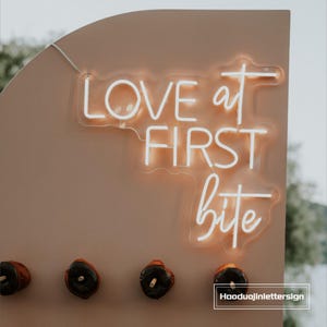 Letrero de neón "Love At First Bite", luz LED de neón personalizada para mesa de postres minimalista, letrero para barra de postres, comida para bodas, decoración de pared con forma de donut, regalo