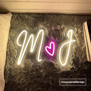 Iniziali personalizzate Insegna al neon a LED a forma di cuore, Cognome Nome della coppia Luce al neon Casa per la decorazione della parete dello sfondo della festa di nozze minimalista Regalo per l'amante
