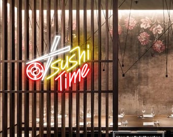 Puede incluir: Un letrero de neón con las palabras "Sushi Time" en letras amarillas y rojas. El letrero está colgado en un restaurante con una pared de madera detrás.