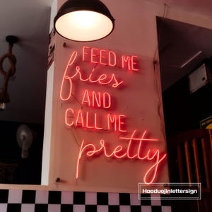 Feed Me Fries And Tell Me I&#39;m Pretty LED Neon Sign,Custom Fried Potato Chips LED Neon Light Fast Food Restaurant Wall Decor Street Food Sign