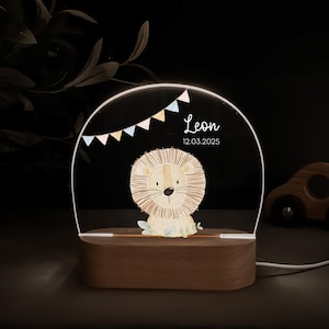 Personalisierte Nachtlampe mit Holzsockel und Acrylglas, bedruckt mit bunten HejHanni-Motiven und Wunschnamen. Dimmbares Kinderzimmerlicht – ideales Geschenk zur Geburt, Taufe oder zum Geburtstag.