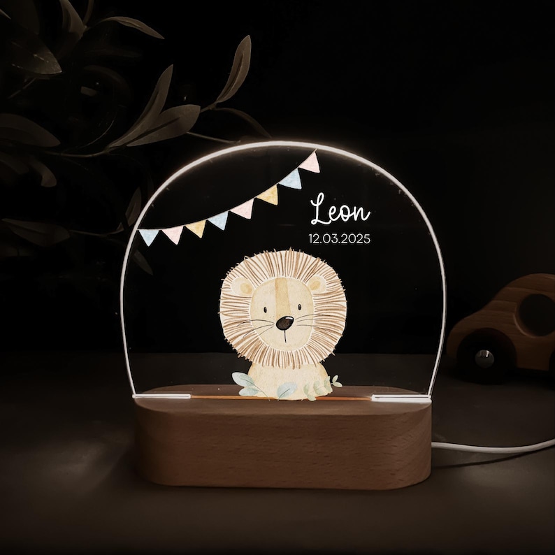 Personalisierte Nachtlampe mit Holzsockel und Acrylglas, bedruckt mit bunten HejHanni-Motiven und Wunschnamen. Dimmbares Kinderzimmerlicht – ideales Geschenk zur Geburt, Taufe oder zum Geburtstag.