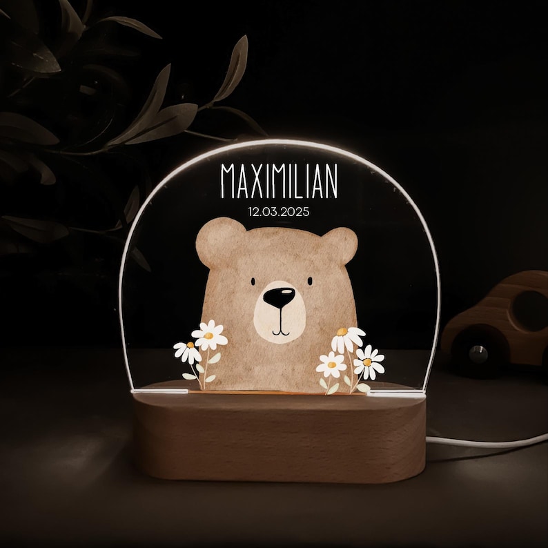Personalisierte Nachtlampe mit Holzsockel und Acrylglas, bedruckt mit bunten HejHanni-Motiven und Wunschnamen. Dimmbares Kinderzimmerlicht – ideales Geschenk zur Geburt, Taufe oder zum Geburtstag.