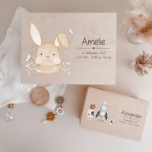Personalisierte Holz-Erinnerungskiste mit HejHanni-Motiv und Wunschnamen. Bedruckt mit lebensmittelechter, Greenguard Gold zertifizierter Tinte – perfekt als Geschenk zur Geburt, Taufe oder für besondere Erinnerungen.