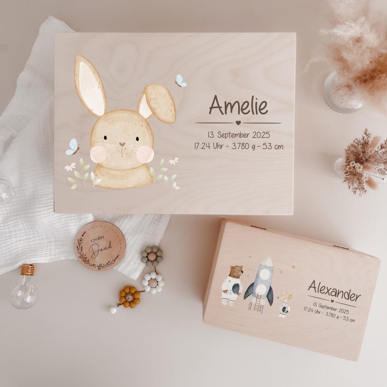 Personalisierte Holz-Erinnerungskiste mit HejHanni-Motiv und Wunschnamen. Bedruckt mit lebensmittelechter, Greenguard Gold zertifizierter Tinte – perfekt als Geschenk zur Geburt, Taufe oder für besondere Erinnerungen.