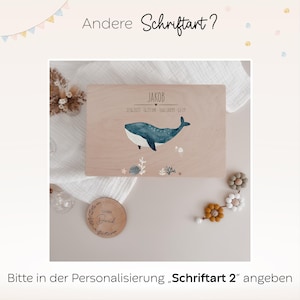 Alternatives Design für personalisierte Holz-Erinnerungskisten – Beispiel mit abweichender Schriftart und HejHanni-Motiv. Individuell anpassbar mit Wunschnamen, liebevoll bedruckt mit zertifizierter Tinte.