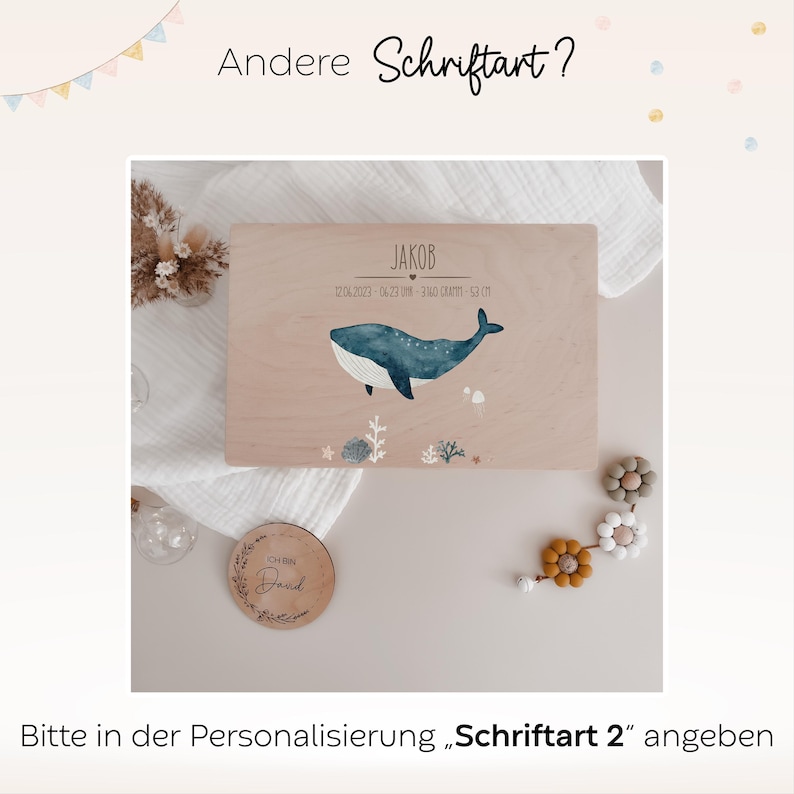 Alternatives Design für personalisierte Holz-Erinnerungskisten – Beispiel mit abweichender Schriftart und HejHanni-Motiv. Individuell anpassbar mit Wunschnamen, liebevoll bedruckt mit zertifizierter Tinte.
