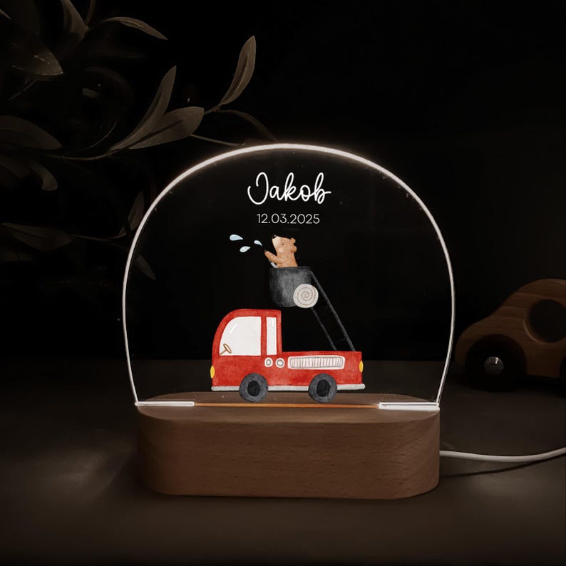 Personalisierte Nachtlampe mit Holzsockel und Acrylglas, bedruckt mit bunten HejHanni-Motiven und Wunschnamen. Dimmbares Kinderzimmerlicht – ideales Geschenk zur Geburt, Taufe oder zum Geburtstag.