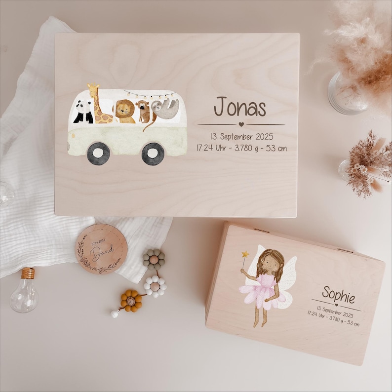 Personalisierte Holz-Erinnerungskiste mit HejHanni-Motiv und Wunschnamen. Bedruckt mit lebensmittelechter, Greenguard Gold zertifizierter Tinte – perfekt als Geschenk zur Geburt, Taufe oder für besondere Erinnerungen.