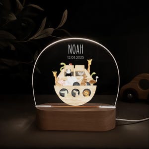 Personalisierte Nachtlampe mit Holzsockel und Acrylglas, bedruckt mit bunten HejHanni-Motiven und Wunschnamen. Dimmbares Kinderzimmerlicht – ideales Geschenk zur Geburt, Taufe oder zum Geburtstag.