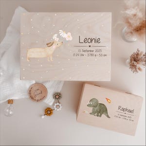 Personalisierte Holz-Erinnerungskiste mit HejHanni-Motiv und Wunschnamen. Bedruckt mit lebensmittelechter, Greenguard Gold zertifizierter Tinte – perfekt als Geschenk zur Geburt, Taufe oder für besondere Erinnerungen.