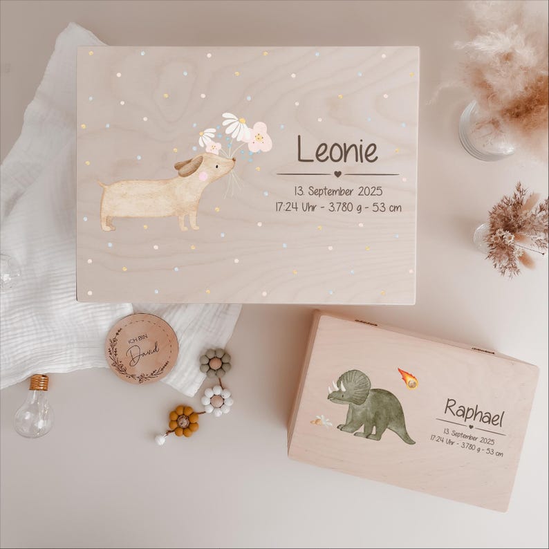 Personalisierte Holz-Erinnerungskiste mit HejHanni-Motiv und Wunschnamen. Bedruckt mit lebensmittelechter, Greenguard Gold zertifizierter Tinte – perfekt als Geschenk zur Geburt, Taufe oder für besondere Erinnerungen.