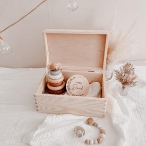 Personalisierte Holz-Erinnerungskiste mit HejHanni-Motiv und Wunschnamen. Bedruckt mit lebensmittelechter, Greenguard Gold zertifizierter Tinte – perfekt als Geschenk zur Geburt, Taufe oder für besondere Erinnerungen.