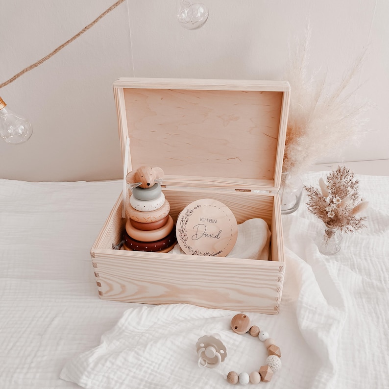 Personalisierte Holz-Erinnerungskiste mit HejHanni-Motiv und Wunschnamen. Bedruckt mit lebensmittelechter, Greenguard Gold zertifizierter Tinte – perfekt als Geschenk zur Geburt, Taufe oder für besondere Erinnerungen.