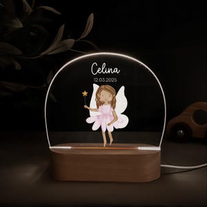 Personalisierte Nachtlampe mit Holzsockel und Acrylglas, bedruckt mit bunten HejHanni-Motiven und Wunschnamen. Dimmbares Kinderzimmerlicht – ideales Geschenk zur Geburt, Taufe oder zum Geburtstag.