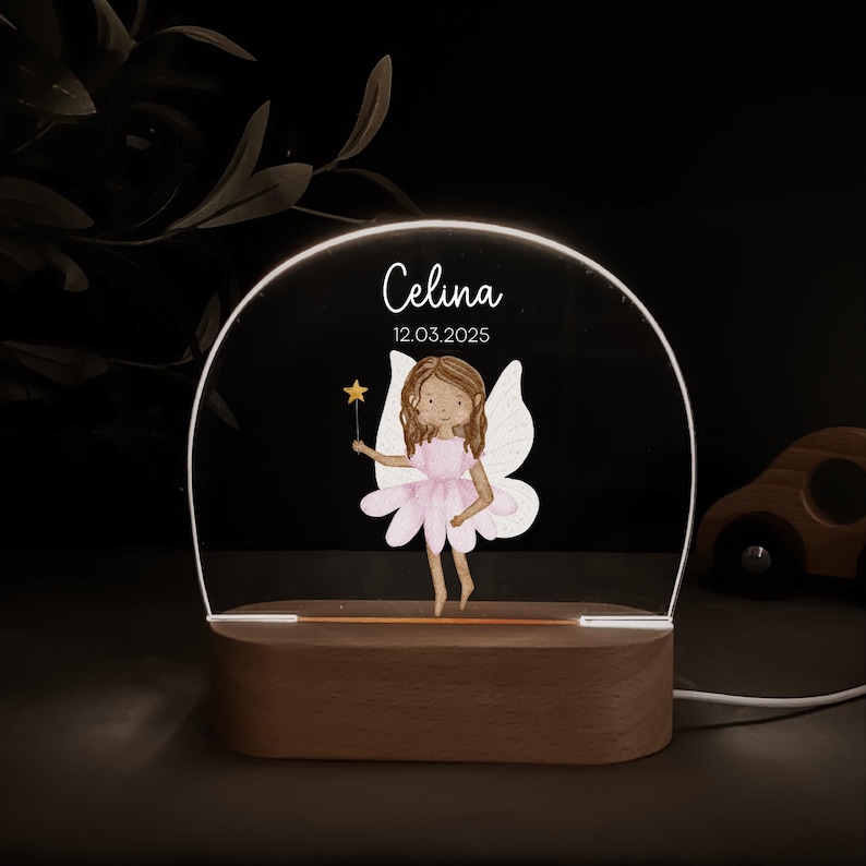 Personalisierte Nachtlampe mit Holzsockel und Acrylglas, bedruckt mit bunten HejHanni-Motiven und Wunschnamen. Dimmbares Kinderzimmerlicht – ideales Geschenk zur Geburt, Taufe oder zum Geburtstag.