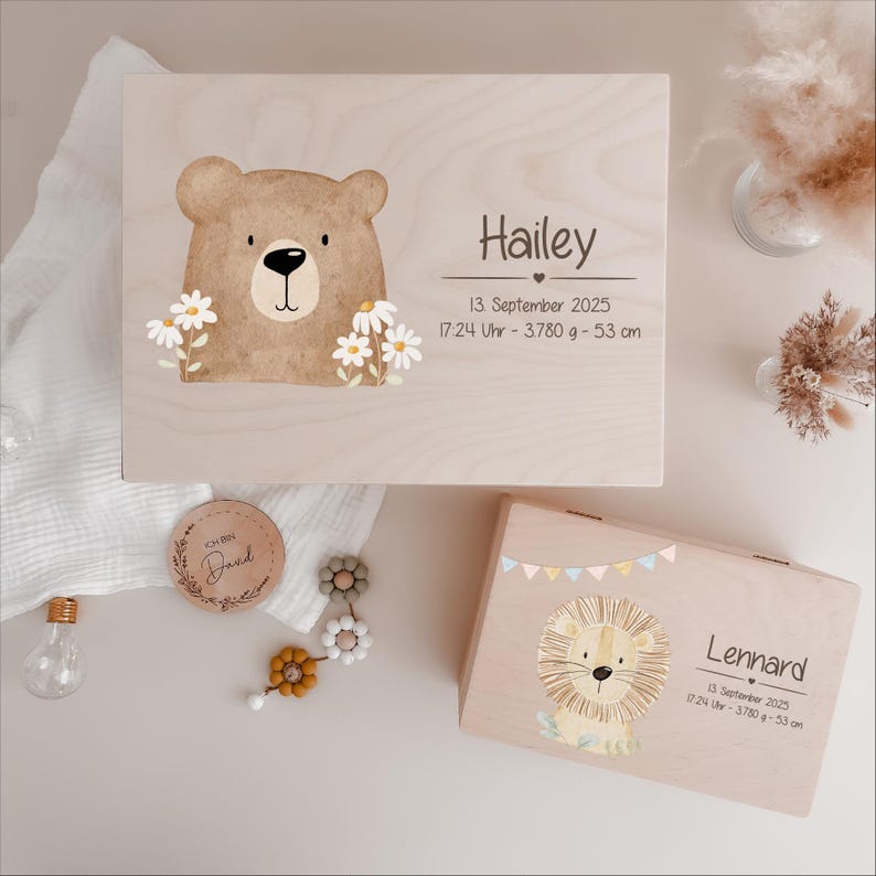 Personalisierte Holz-Erinnerungskiste mit HejHanni-Motiv und Wunschnamen. Bedruckt mit lebensmittelechter, Greenguard Gold zertifizierter Tinte – perfekt als Geschenk zur Geburt, Taufe oder für besondere Erinnerungen.
