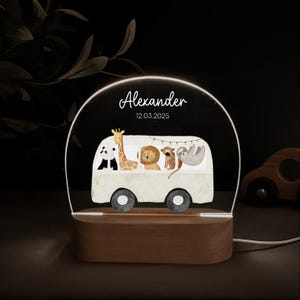 Personalisierte Nachtlampe mit Holzsockel und Acrylglas, bedruckt mit bunten HejHanni-Motiven und Wunschnamen. Dimmbares Kinderzimmerlicht – ideales Geschenk zur Geburt, Taufe oder zum Geburtstag.
