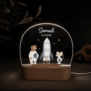 Personalisierte Nachtlampe mit Holzsockel und Acrylglas, bedruckt mit bunten HejHanni-Motiven und Wunschnamen. Dimmbares Kinderzimmerlicht – ideales Geschenk zur Geburt, Taufe oder zum Geburtstag.
