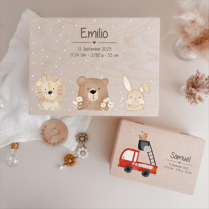 Personalisierte Holz-Erinnerungskiste mit HejHanni-Motiv und Wunschnamen. Bedruckt mit lebensmittelechter, Greenguard Gold zertifizierter Tinte – perfekt als Geschenk zur Geburt, Taufe oder für besondere Erinnerungen.
