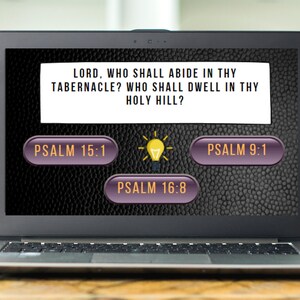 Könnte beinhalten: Ein Computerbildschirm zeigt eine Bibelquizfrage: " HERR, WER DARF IN DEINEM HEILIGEN ZELT WOHNEN? WER DARF AUF DEINEM HEILIGEN BERG WOHNEN?" mit Multiple-Choice-Antworten: Psalm 15:1, Psalm 9:1 und Psalm 16:8.