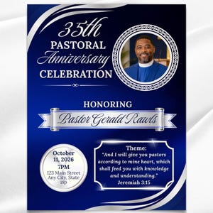 Puede incluir: Un folleto azul y plateado para una celebración del 35 aniversario pastoral en honor al Pastor Gerald Rawls. Incluye un retrato circular del pastor, una pancarta plateada y un cuadro de texto con la escritura Jeremías 3:15, fechado el 11 de octubre de 2026.