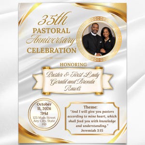Op de afbeelding: Een flyer voor de 35e pastorale jubileumviering met een witte en gouden achtergrond. Het bevat een ronde foto van een echtpaar, een scroll-afbeelding met de tekst Pastor & First Lady Gerald and Brenda Rawls, datum, tijd en een bijbelvers.