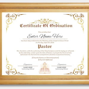 Pode incluir: Um certificado de ordenação com moldura dourada e letras douradas ornamentadas. O texto diz "Certificado de Ordenação" e "Isto certifica que Enter Name Here foi devidamente ordenado ao Ministério do Evangelho de Jesus Cristo neste dia, 30 de abril de 2024 Pastor".