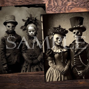 K&ouml;nnte beinhalten: Zwei Sepia-Portr&auml;ts von Figuren in makabrer Kleidung. Eines zeigt ein Paar in viktorianischer Kleidung mit Totenkopfgesichtern. Das andere zeigt zwei Kinder in dunklen M&auml;nteln und Masken. Das Wort "SAMPLE" ist auf den Bildern sichtbar.