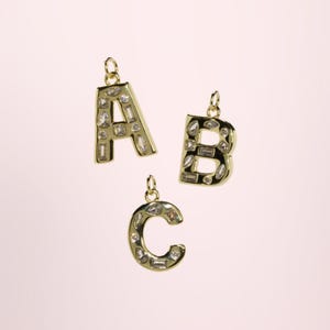 Dijes con iniciales en oro, dije de oro de 18 quilates, dije con letra, colgante con inicial, dijes con nombre, materiales para hacer pulseras y collares