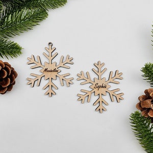Namensschild Schneeflocke Platzkarte Weihnachtskugel | Christbaumschmuck aus Holz | Anhänger aus Buche | Weihnachtsdekoration Weihnachten