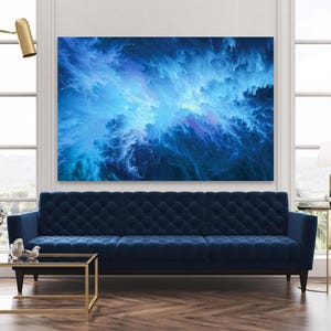 Op de afbeelding: Een rechthoekig wandkunstwerk met een abstracte explosie van donkerblauwe, lichtblauwe en witte kleuren. De compositie toont wervelende, wolkachtige texturen die uitstralen vanuit een helder centraal punt voor een dynamisch visueel effect.
