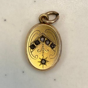 Medalhão oval antigo 9k, 2,64g, Carter, Qvarnstrom e Remington