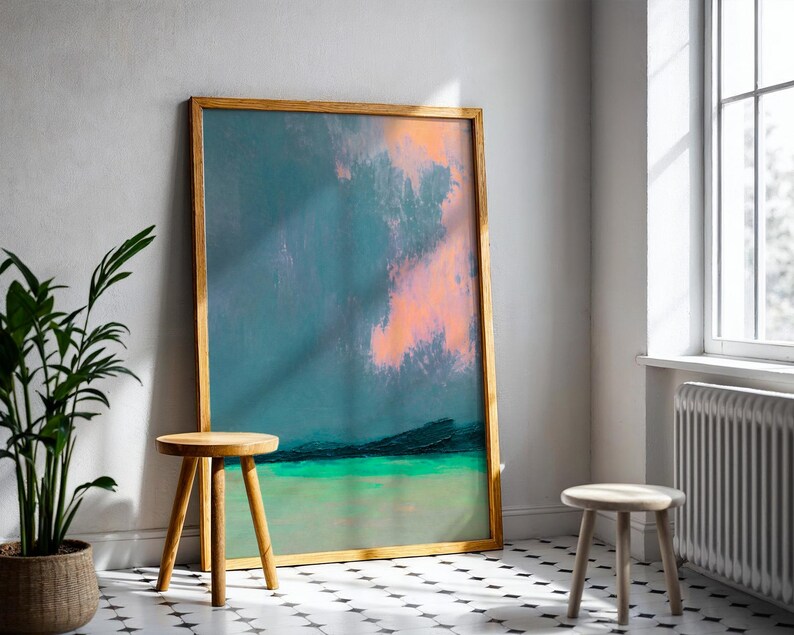 K&ouml;nnte beinhalten: Ein gro&szlig;es, gerahmtes abstraktes Gem&auml;lde mit T&uuml;rkis-, Rosa- und Gr&uuml;nt&ouml;nen. Das Kunstwerk lehnt an einer Wand, neben einem kleinen Holzschemel. Eine Topfpflanze und ein weiterer Hocker befinden sich ebenfalls im Raum.