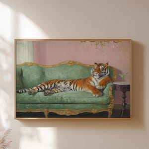 Peut inclure: Une peinture représentant un tigre allongé sur un canapé en velours vert, avec un verre à martini sur une table d'appoint. Le tigre regarde directement le spectateur. L'arrière-plan est un mur rose pâle avec un lustre.