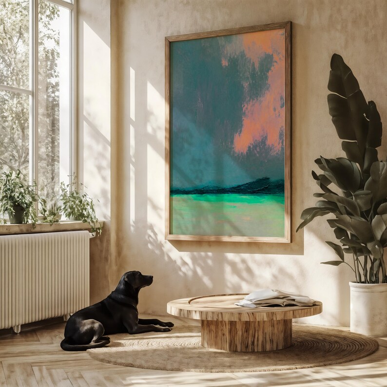 K&ouml;nnte beinhalten: Abstrakter Landschaftskunst-Druck in einem Holzrahmen. Das Kunstwerk zeigt einen t&uuml;rkis-orangenen Himmel &uuml;ber einer gr&uuml;n-blauen Landschaft. Der Raum umfasst einen runden Couchtisch aus Holz, einen schwarzen Hund und eine gro&szlig;e Topfpflanze.