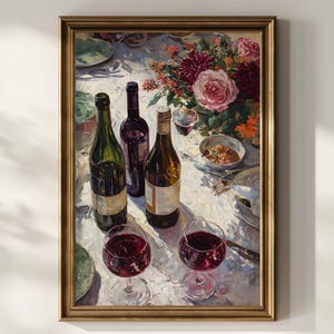 Puede incluir: Pintura enmarcada que representa un bodegón de una mesa puesta. Tres botellas de vino, dos copas de vino tinto y un arreglo floral están sobre el mantel blanco. La pintura tiene una paleta de colores cálidos y un marco dorado.