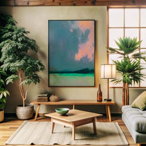 K&ouml;nnte beinhalten: Ein Wohnzimmer mit einem abstrakten Gem&auml;lde in T&uuml;rkis, Rosa und Gr&uuml;n. Der Raum verf&uuml;gt &uuml;ber eine Holzbank, einen Couchtisch, eine Stehlampe und verschiedene Topfpflanzen. Ein graues Sofa und ein gewebter Teppich vervollst&auml;ndigen die Einrichtung.
