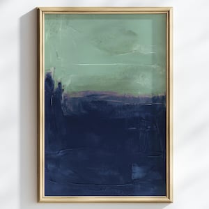 Könnte beinhalten: Abstrakter Kunstdruck in einem goldenen Rahmen. Das Kunstwerk zeigt ein strukturiertes, geschichtetes Design mit einer Farbpalette aus tiefem Marineblau, gedämpftem Grün und einem Hauch von Lila. Das Gemälde ist ein vertikales Rechteck.