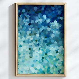 Könnte beinhalten: Abstrakter Kunstdruck in einem goldenen Rahmen. Das Kunstwerk zeigt ein Muster aus sich überlappenden Kreisen in Blau- und Grüntönen, wodurch ein Bokeh-Effekt entsteht. Die Farben reichen von tiefem Marineblau bis zu hellem Türkis und erzeugen Tiefe und Ruhe.