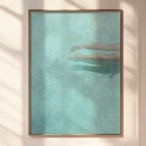 Leichter floraler Schwimmer Print - Verträumte Unterwasser-Wandkunst, sanfte blaue Pool-Szene, ruhiges Badezimmerdekor für Airbnb, feminine Kunst