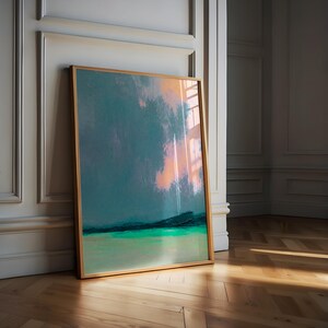 K&ouml;nnte beinhalten: Abstrakte Landschaftsmalerei in einem Holzrahmen. Das Kunstwerk zeigt eine Mischung aus T&uuml;rkis-, Gr&uuml;n- und Pfirsicht&ouml;nen, die eine ruhige und moderne &Auml;sthetik erzeugt. Die gerahmte Kunst lehnt an einer wei&szlig;en Wand und ruht auf einem Holzboden.