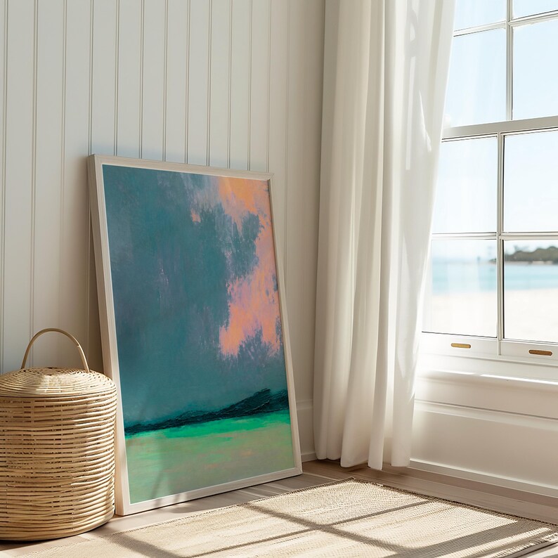 K&ouml;nnte beinhalten: Ein abstrakter Kunstdruck in einem wei&szlig;en Rahmen. Das Kunstwerk zeigt eine Mischung aus T&uuml;rkis-, Gr&uuml;n- und Pfirsicht&ouml;nen, die eine Landschaft oder Seelandschaft hervorrufen. Die gerahmte Kunst lehnt an einer wei&szlig;en Wand, mit einem Weidenkorb und einem Fenster mit Strandblick.