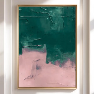Könnte beinhalten: Abstrakter Kunstdruck mit goldenem Rahmen. Das Kunstwerk zeigt ein strukturiertes, geschichtetes Design mit einem dunkelblauen oberen Bereich und einem hellrosa unteren Bereich. Die Pinselstriche sind sichtbar und erzeugen einen dynamischen visuellen Effekt.