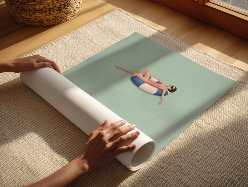 Pu&ograve; includere: Una stampa su tela arrotolata che presenta un'illustrazione digitale di una figura con costume da bagno rosa e occhiali da sole, che galleggia su un salvagente a righe blu e bianche in acqua calma color verde chiaro. L'opera &egrave; su una superficie ruvida.