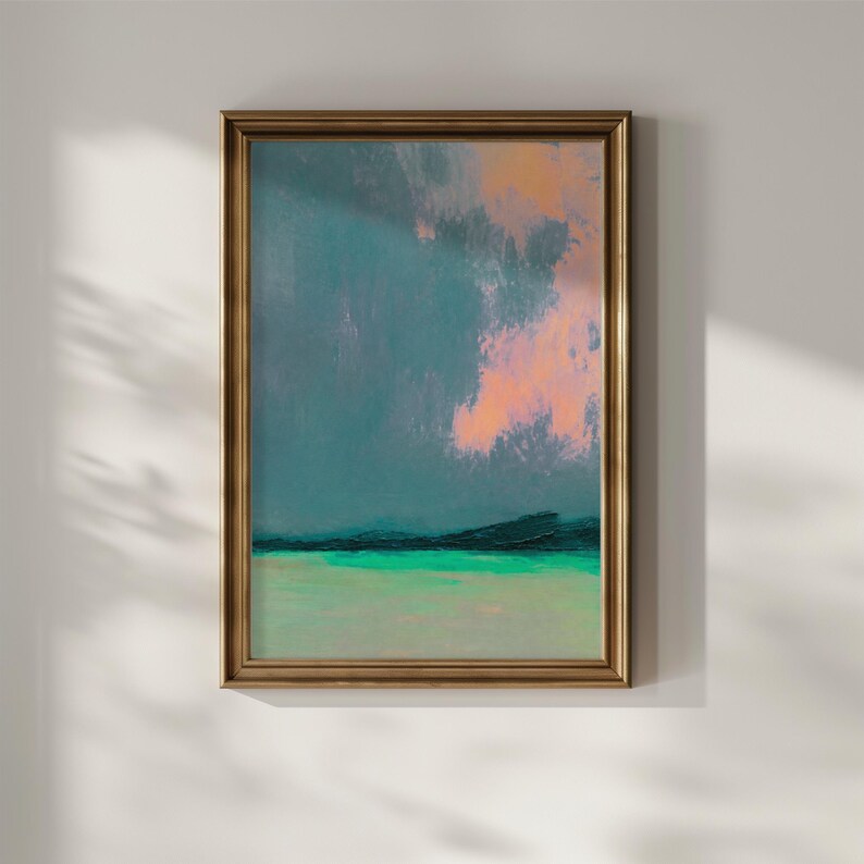K&ouml;nnte beinhalten: Abstrakte Landschaftsmalerei in einem goldenen Rahmen. Das Kunstwerk zeigt einen t&uuml;rkisfarbenen Himmel mit einer rosa Wolke, eine dunkelgr&uuml;ne Horizontlinie und einen hellgr&uuml;nen Vordergrund. Das Gem&auml;lde wird an einer wei&szlig;en Wand ausgestellt.