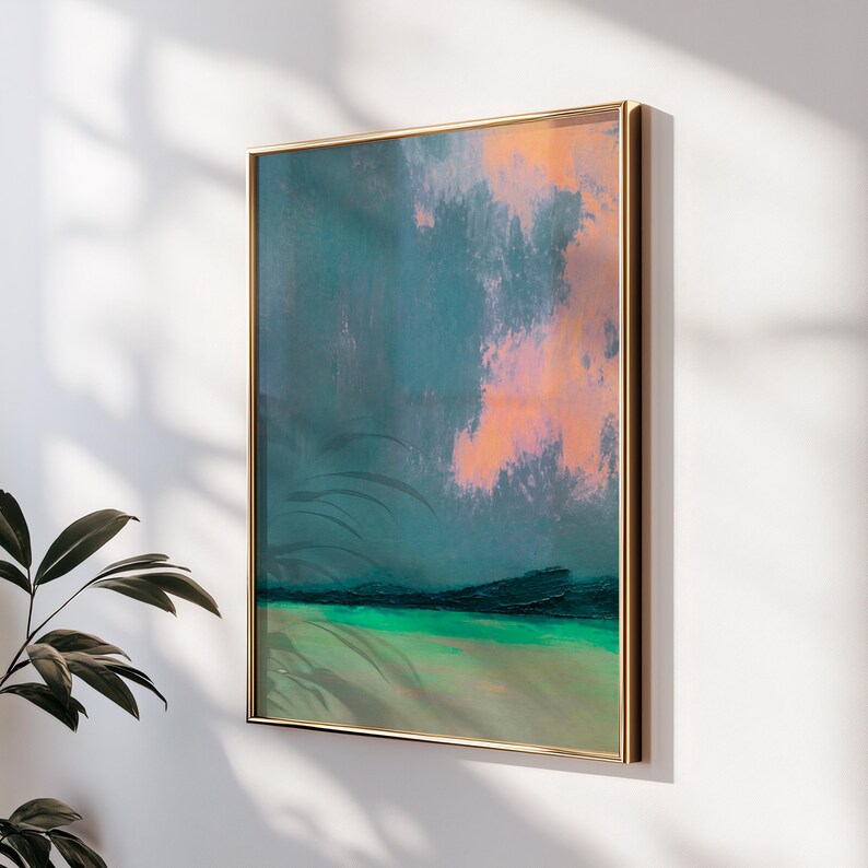 K&ouml;nnte beinhalten: Abstrakte Landschaftsmalerei in einem goldenen Rahmen. Das Kunstwerk zeigt einen t&uuml;rkis-orangenen Himmel, eine dunkelgr&uuml;ne Horizontlinie und einen hellgr&uuml;nen Vordergrund. Das Gem&auml;lde wird an einer wei&szlig;en Wand mit Schatten einer nahegelegenen Pflanze ausgestellt.