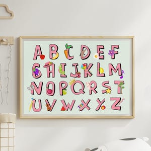Alphabet Wandkunst Horizontales Poster - A–Z Lernposter für das Kinderzimmer, Klassenzimmer | Rosa Buchstaben mit niedlichen Symbolen